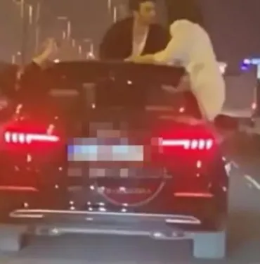 Akan trafikte aracın dışına çıkıp öpüştüler... Görüntüler sosyal medyada viral oldu...