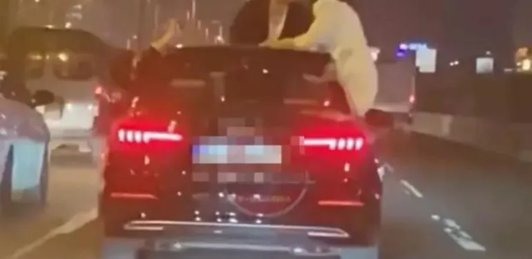Akan trafikte aracın dışına çıkıp öpüştüler... Görüntüler sosyal medyada viral oldu...