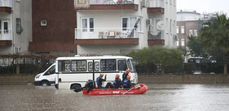 Antalya'da sel felaketi! 1 kişi hayatını kaybetti