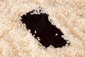 Apple uyardı... Islak telefonu pirince koymayın!