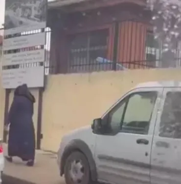 Avcılar'da kaldırımda giden otomobil sürücüsüne para cezası kesildi...