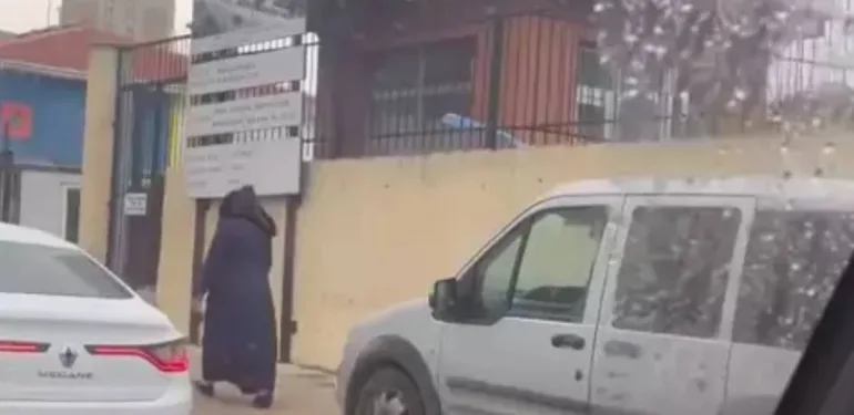 Avcılar'da kaldırımda giden otomobil sürücüsüne para cezası kesildi...