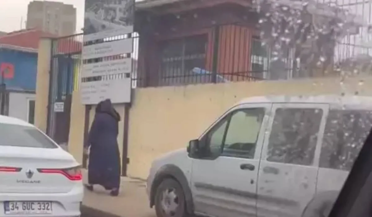Avcılar'da kaldırımda giden otomobil sürücüsüne para cezası kesildi...