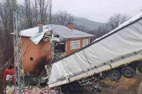 Aynı eve ikinci kaza Sivas'ta TIR uçtu, sürücü yaralı