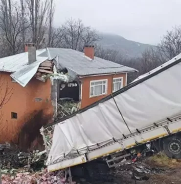 Aynı eve ikinci kaza Sivas'ta TIR uçtu, sürücü yaralı