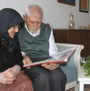 Aynı yastıkta 77 yıl... İlk günkü gibi sevgiyle