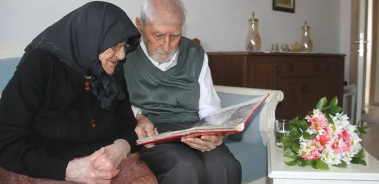 Aynı yastıkta 77 yıl... İlk günkü gibi sevgiyle