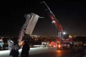 Balıkesir'de freni boşalan kamyon eve girdi! 2 kişi hayatını kaybetti...