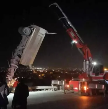 Balıkesir'de freni boşalan kamyon eve girdi! 2 kişi hayatını kaybetti...