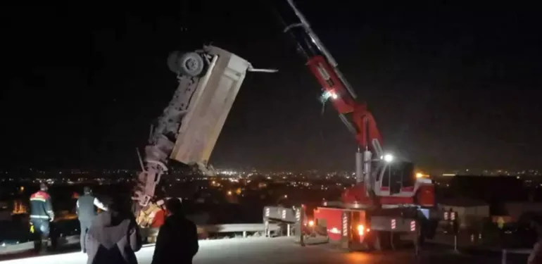 Balıkesir'de freni boşalan kamyon eve girdi! 2 kişi hayatını kaybetti...