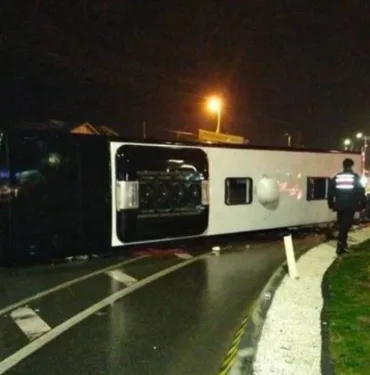 Balıkesir'de yolcu otobüsü devrildi! Ölü ve yaralılar var