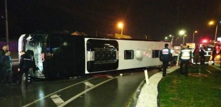 Balıkesir'de yolcu otobüsü devrildi! Ölü ve yaralılar var