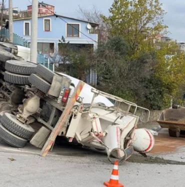 Beton mikseri devrildi, sürücü yaralandı...