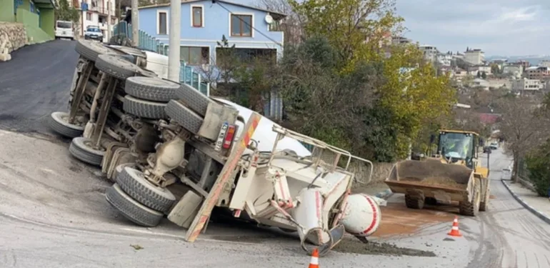 Beton mikseri devrildi, sürücü yaralandı...