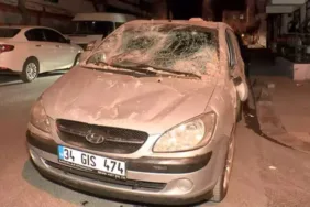 Binadan kopan beton parçalar park halindeki aracın üstüne düştü!