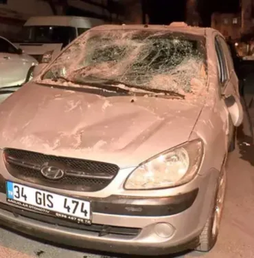 Binadan kopan beton parçalar park halindeki aracın üstüne düştü!