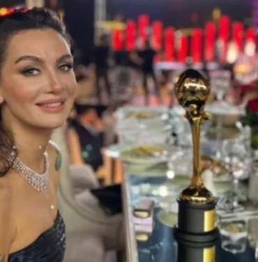 Bomba aşk! Yakışıklı oyuncuyla el ele film izlediler...