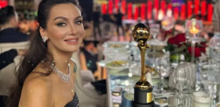 Bomba aşk! Yakışıklı oyuncuyla el ele film izlediler...