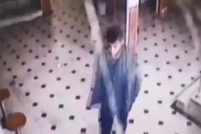 Camide imamın cüzdanını çaldılar!