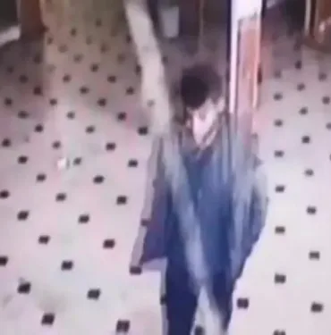 Camide imamın cüzdanını çaldılar!