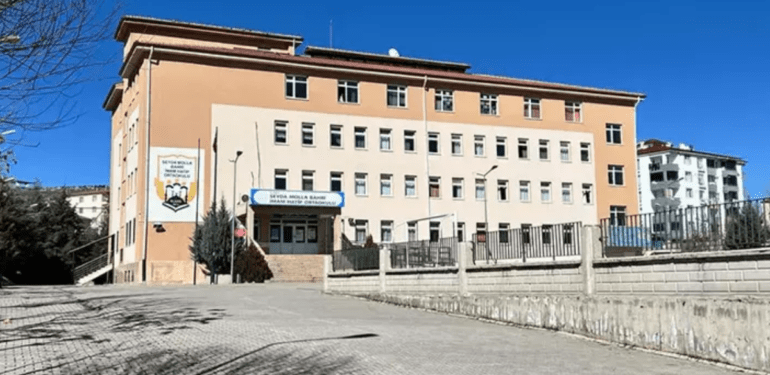 Çıkan tartışmada arkadaşını bıçakladı