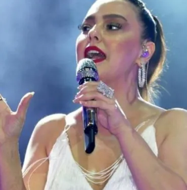 Daha önce 3 kez evlenen Ebru Gündeş, Murat Osman Özdemir ile aşk iddialarıyla gündemdeydi. Ebru Gündeş iddialara göre geçtiğimiz gün Dubai'de evlendi.