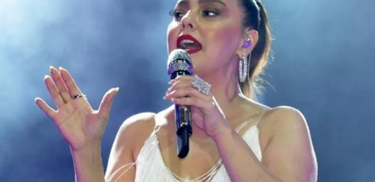 Daha önce 3 kez evlenen Ebru Gündeş, Murat Osman Özdemir ile aşk iddialarıyla gündemdeydi. Ebru Gündeş iddialara göre geçtiğimiz gün Dubai'de evlendi.