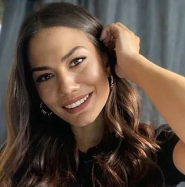 Demet Özdemir'in doğum günü tarzı sosyal medyada gündem oldu! Oversize kombini beğenilmedi...
