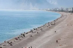 Denizi havadan daha sıcak! Antalya'da sahiller doldu