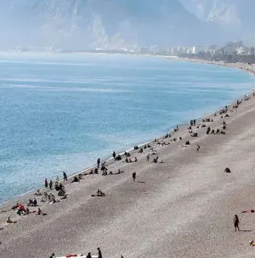 Denizi havadan daha sıcak! Antalya'da sahiller doldu