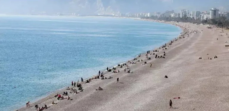 Denizi havadan daha sıcak! Antalya'da sahiller doldu