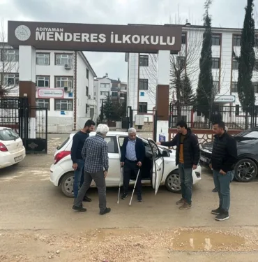 Depremde iki bacağını kaybeden müdür, protezleriyle Okuluna dönüş yaptı İsmet Kaya'nın azmi