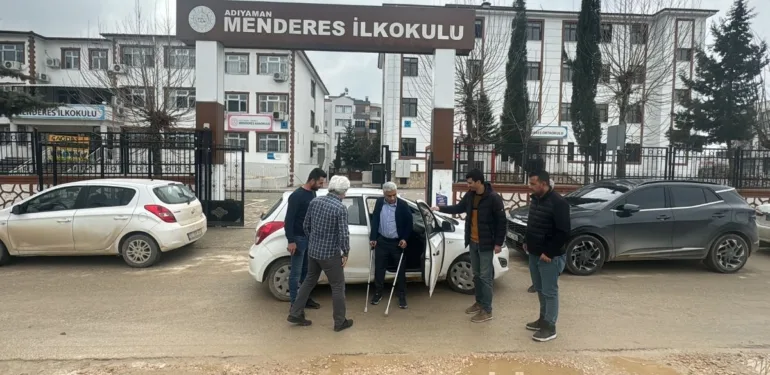 Depremde iki bacağını kaybeden müdür, protezleriyle Okuluna dönüş yaptı İsmet Kaya'nın azmi