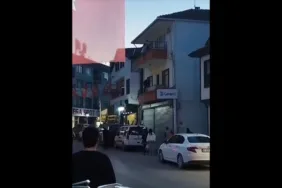 Dramatik an Sakarya'da down sendromlu çocuk balkondan sıçradı, vatandaş havada yakaladı!
