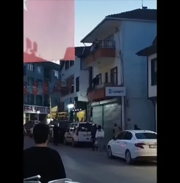 Dramatik an Sakarya'da down sendromlu çocuk balkondan sıçradı, vatandaş havada yakaladı!
