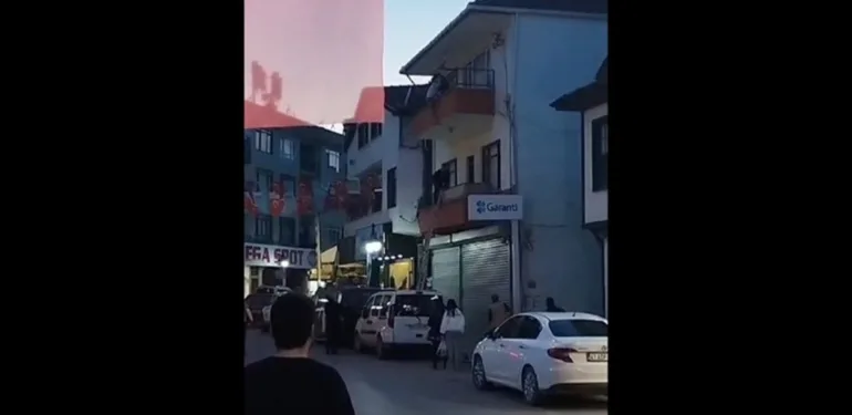 Dramatik an Sakarya'da down sendromlu çocuk balkondan sıçradı, vatandaş havada yakaladı!