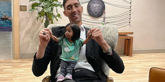 Dünyanın ‘en uzun adamı’ ve ‘en kısa kadını’ Kaliforniya’da buluştu