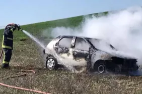 Eşine sinirlenen adam arabasını yaktı!