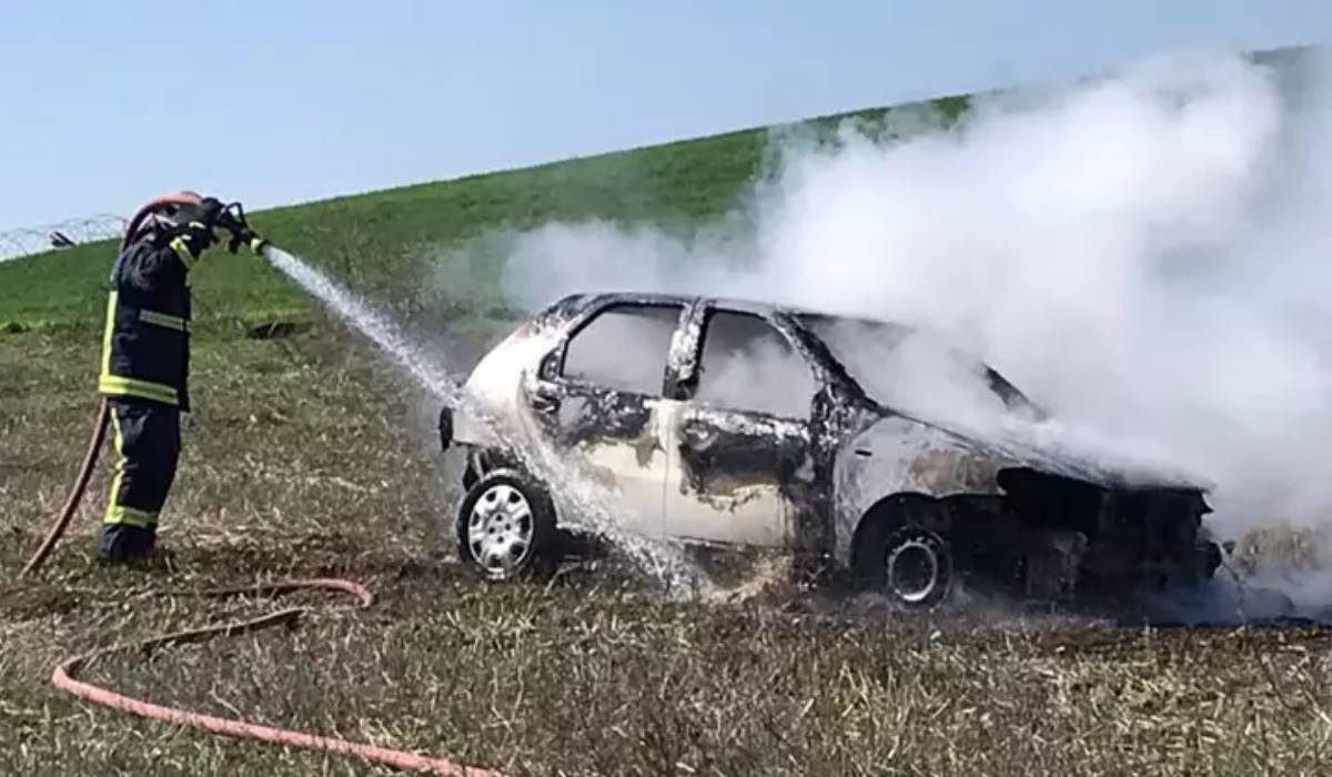 Eşine sinirlenen adam arabasını yaktı!