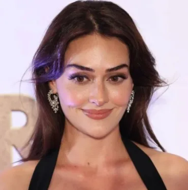 Esra Bilgiç yeni filmi Romantik Hırsız'ın ilk fragmanıyla sosyal medyada gündem oldu