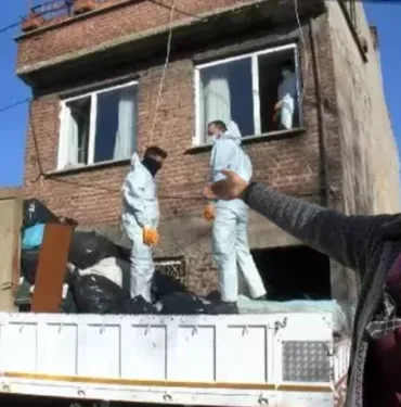 Evden 1 kamyon çöp çıktı! 'Her şeyimi alıyorsunuz'