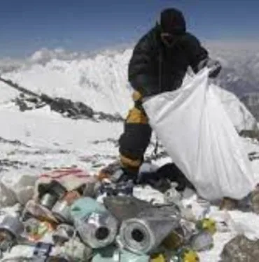 Everest Dağı dünyanın en yüksek çöplüğüne dönüşüyor...