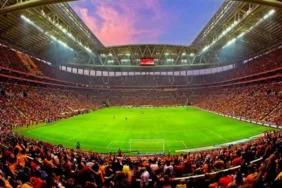 Galatasaray taraftarı sessiz protesto ile dikkat çekti