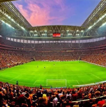 Galatasaray taraftarı sessiz protesto ile dikkat çekti