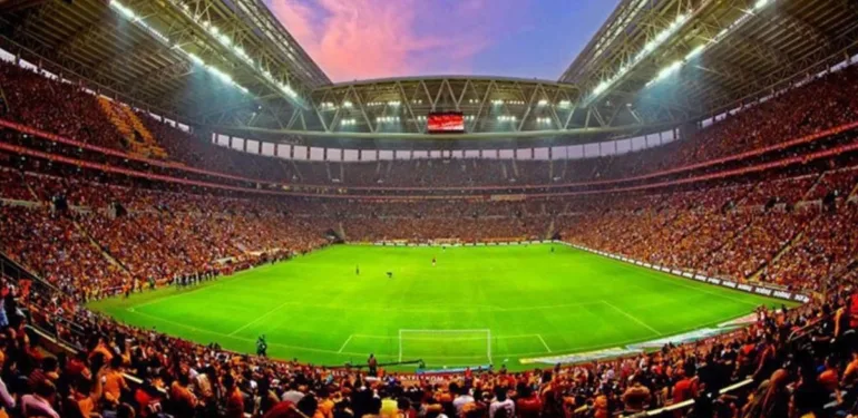 Galatasaray taraftarı sessiz protesto ile dikkat çekti