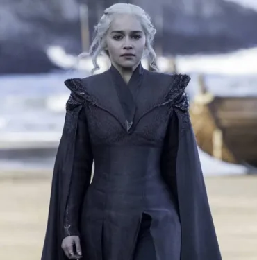 Game of Thrones yıldızı Emilia Clarke'a İmparatorluk Nişanı