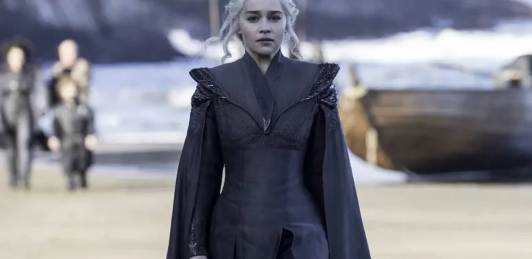 Game of Thrones yıldızı Emilia Clarke'a İmparatorluk Nişanı