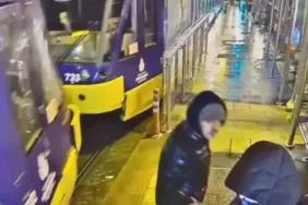 Göz göre göre yaptı... Fatih'te tramvay bekleyen kadının elinden telefonu çalındı!