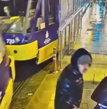 Göz göre göre yaptı... Fatih'te tramvay bekleyen kadının elinden telefonu çalındı!