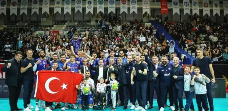 Halkbank çeyrek finalde!